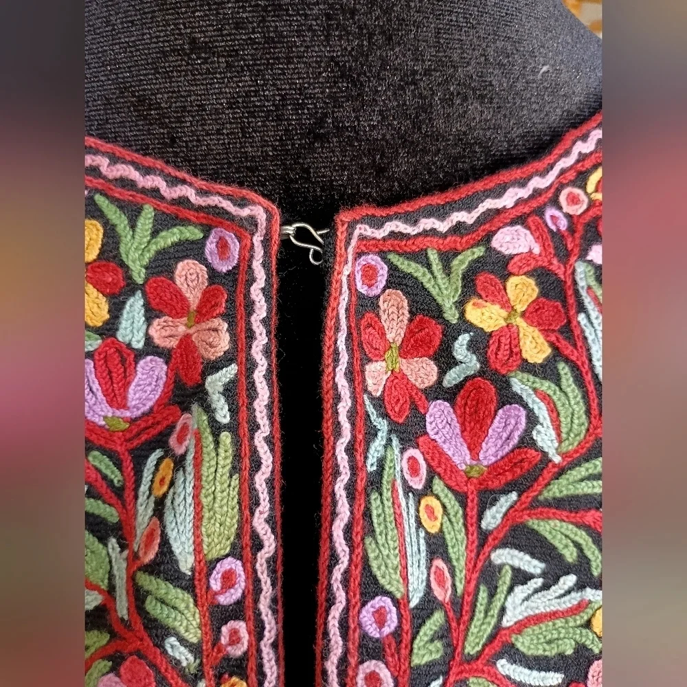 Embroidered Black Poncho with Floral Design_One Size